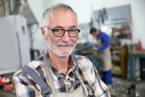 serrurier La Madeleine - un serrurier dans son atelier.