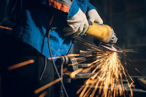 serrurier Les Pennes-Mirabeau - un métallier fabrique une pièce en métal