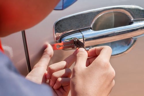 serrurier Oullins - un serrurier crochète une porte de voiture