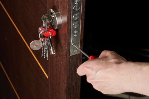 serrurier Pierre-Bénite - un artisan installe une poignée de porte