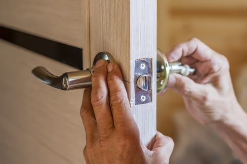 serrurier Plaisance-du-Touch - un artisan installe une poignée de porte