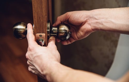 serrurier Rillieux-la-Pape - un artisan installe une poignée de porte