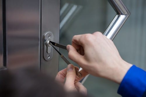 serrurier Saint-Sébastien-sur-Loire - un artisan crochète une porte