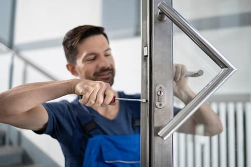 serrurier Sainte-Foy-Lès-Lyon - un artisan installe une poignée de porte