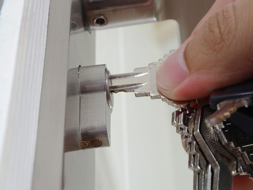 serrurier Seclin - un individu insère une clé dans une porte.