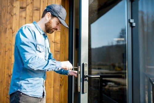 serrurier Sorgues - un artisan installe une porte vitrée