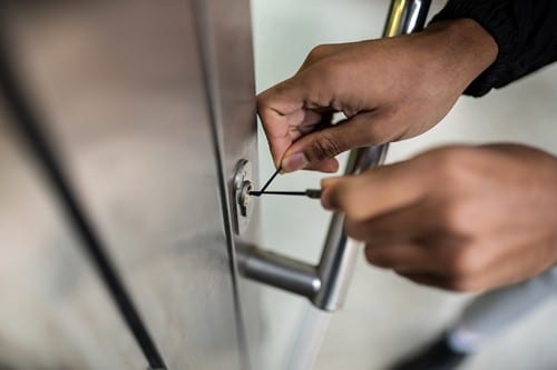 serrurier Tassin-la-Demi-Lune - un artisan crochète une porte de maison