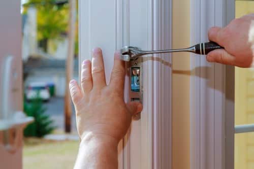 serrurier Vedène - un artisan installe une clenche de porte