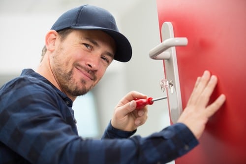 serrurier Villeneuve-lès-Avignon - un artisan installe une porte neuve