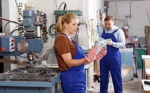 vitrier Bègles - Deux artisans vitriers travaillent dans leur atelier.