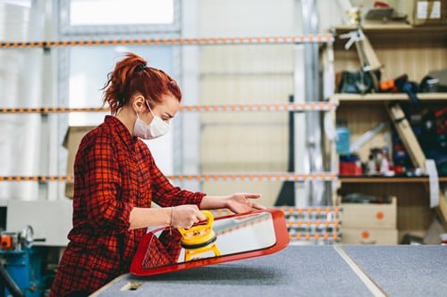 vitrier Cenon - une femme travaille dans son atelier.