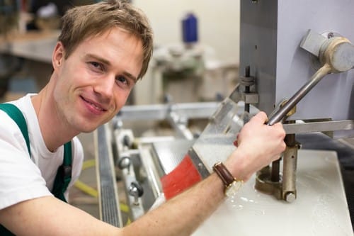 vitrier Floirac - un vitrier travaille dans son atelier.