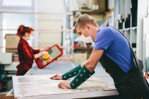 vitrier La Madeleine - deux techniciens vitriers travaillent dans leur atelier.