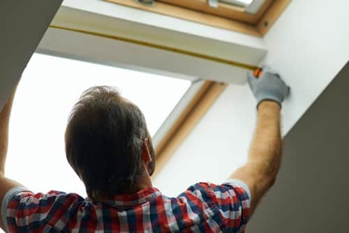 vitrier Lormont - un artisan installe une fenêtre de toit