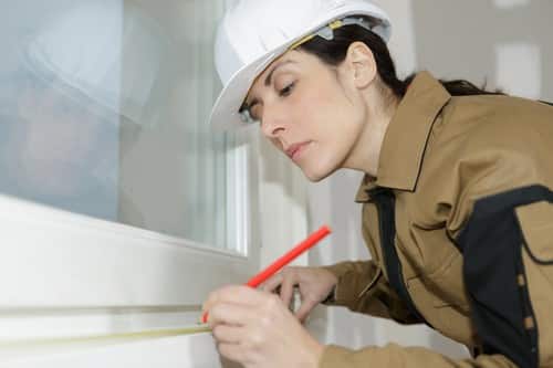 vitrier Marcq-en-Barœul - une femme prend des mesures sur une fenêtre.