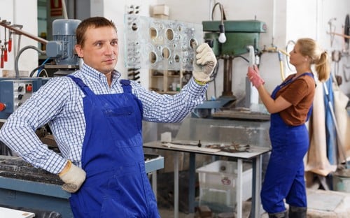 vitrier Oignies - un artisan vitrier dans son atelier.