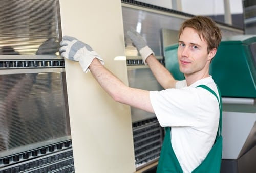 vitrier Seclin - un artisan manipule une plaque vitrée