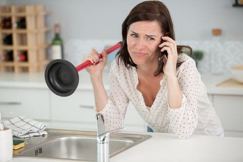 Plombier Dreux - une femme appelle un plombier.