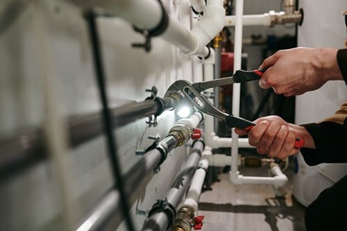 Plombier Saint-Etienne-du-Rouvray - Un plombier répare un réseau de tuyauterie.