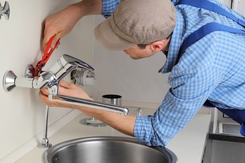 plombier Châtellerault - un artisan installe le lavabo d'un évier