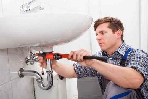 plombier Dieppe - un artisan débouche un robinet dont la bonde est bouchée