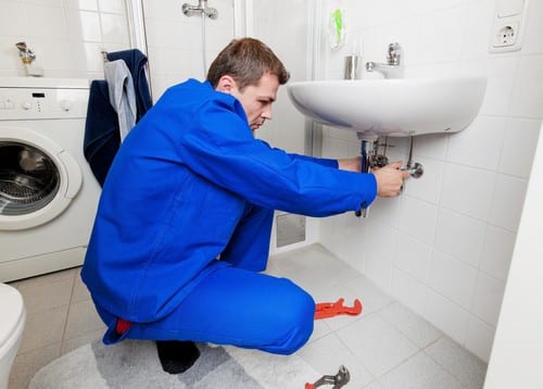 plombier Epinal - un artisan débouche un lavabo