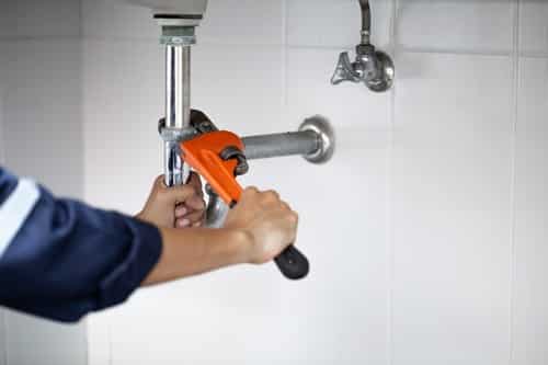 plombier Le Petit-Quevilly - Un plombier répare une douche.