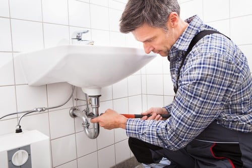 plombier Liévin - un artisan installe un lavabo