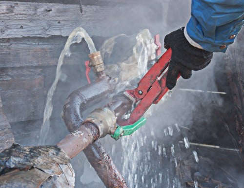 plombier Maubeuge - un artisan intervient sur une grosse fuite d'eau