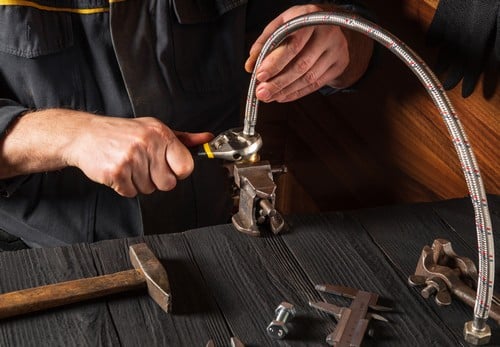 plombier Roanne - Un plombier travaille dans son atelier.