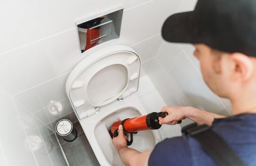 plombier Saint-Chamond - un plombier débouche des toilettes.