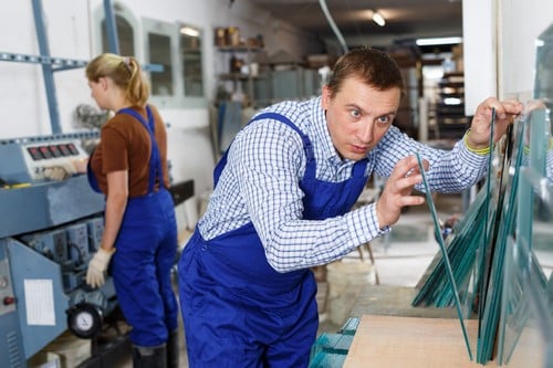 vitrier Allauch - un vitrier travaille dans son atelier.