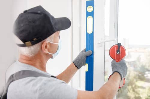 vitrier Auriol - un vitrier installe une fenêtre.