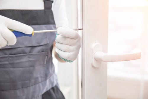 vitrier Balma - un vitrier installe une porte fenêtre.