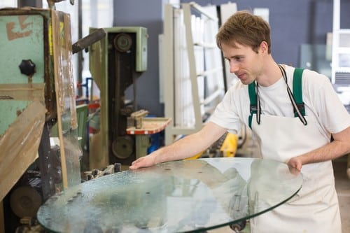 vitrier Beaucaire - un artisan prépare une vitre de table