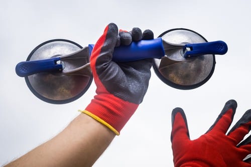 vitrier Beaucaire - un vitrier manipule une vitre avec une ventouse