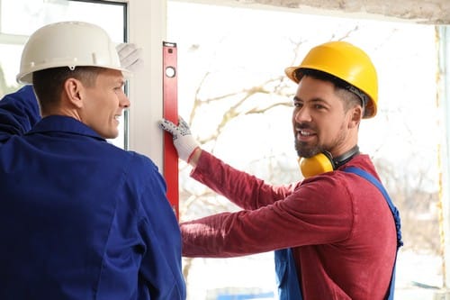 vitrier Blagnac - deux vitriers installent une fenêtre dans une maison.