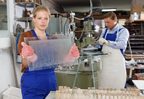 vitrier Castanet-Tolosan - un technicienne transporte du verre dans son atelier.