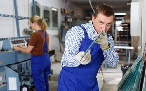 vitrier Châteauneuf-les-Martigues - un vitrier dans son atelier.