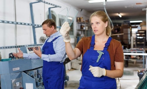 vitrier Frontignan - deux artisans vitrier travaillent dans un atelier.