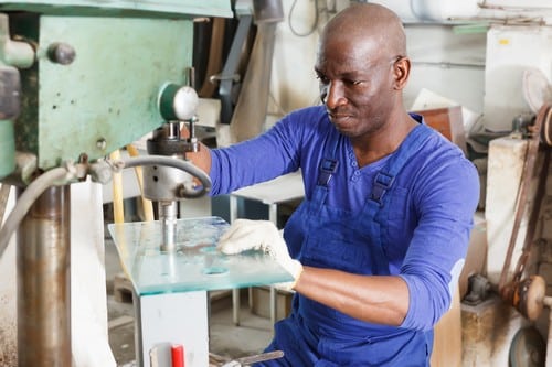 vitrier Gardanne - un vitrier travaille dans son atelier.