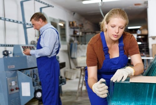 vitrier Gardanne - Une artisane vitrière travaille dans son atelier.