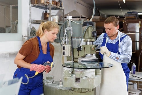 vitrier L'Union - Des artisans travaillent dans leur atelier.