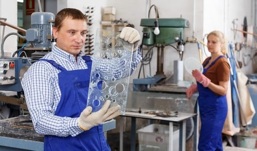 vitrier La Ciotat - un vitrier travaille dans son atelier.