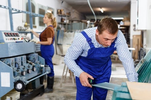 vitrier Lunel - Un artisan vitrier travaille dans son atelier.