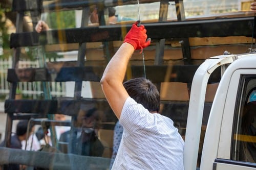 vitrier Marignane - un artisan transporte une vitre.