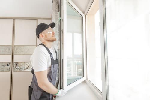 vitrier Muret - Un technicien installe une fenêtre.