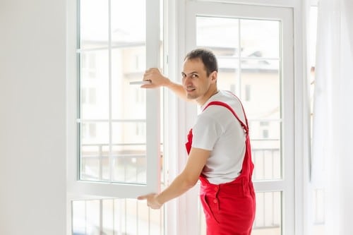 vitrier Plaisance-du-Touch - un vitrier installe une fenêtre dans une maison.