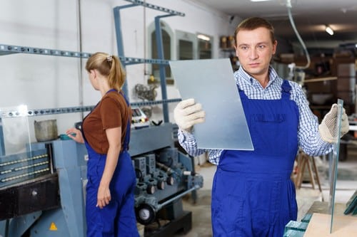 vitrier Ramonville-Saint-Agne - Un artisan travaille dans son atelier.