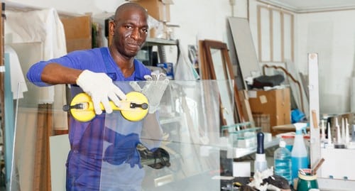 vitrier Rognac - un vitrier transporte une vitre dans son atelier.